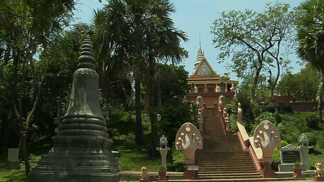 向下倾斜显示拍摄柬埔寨金边Wat Temple视频素材