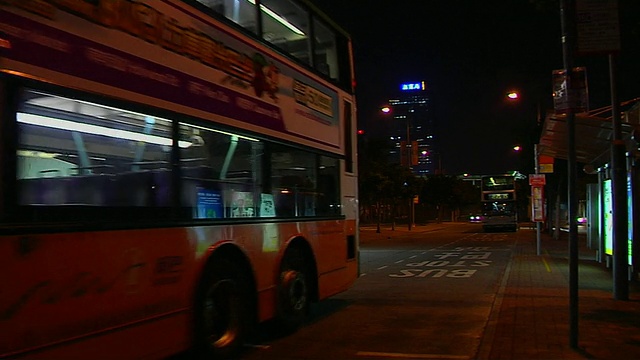 中景巴士在夜晚通过广东香港中国视频素材