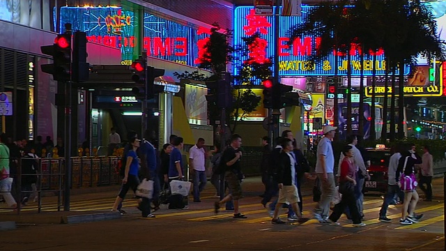 中景人过马路在夜晚广东香港中国视频素材