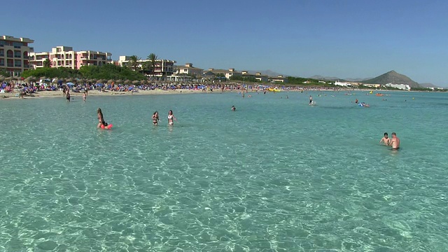 西班牙巴利阿里群岛Alcudia / Mallorca附近的WS Playa de Muro视频素材