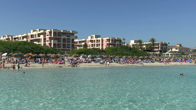 西班牙巴利阿里群岛Alcudia / Mallorca附近的Playa de Muro女士视频素材