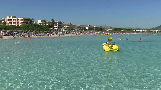 西班牙巴利阿里群岛Alcudia / Mallorca附近的Playa de Muro女士视频素材