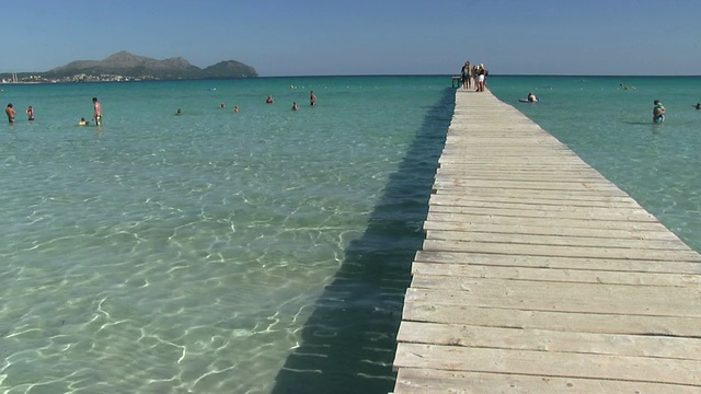 西班牙巴利阿里群岛Alcudia / Mallorca附近Playa de Muro的Jetty女士视频素材