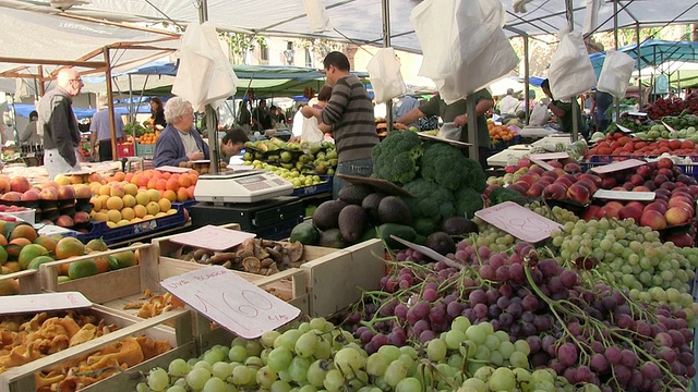 西班牙巴利阿里群岛Pollenca / Mallorca市场的水果和蔬菜视频素材