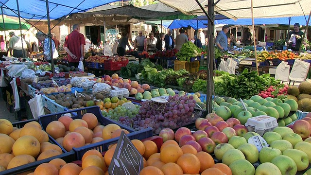 西班牙巴利阿里群岛Pollenca / Mallorca市场的MS水果视频素材