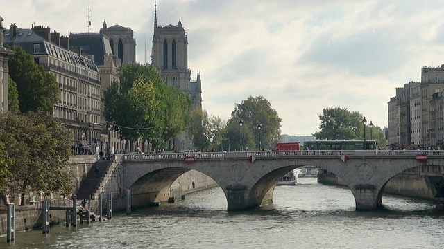 MS拍摄的塞纳河在Pont-St-Michel，巴黎圣母院/巴黎，法兰西岛，法国视频素材