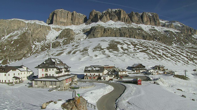 意大利上阿迪杰Passo Pordoi /南蒂罗尔的房屋和道路的WS视图视频素材