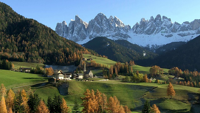 Val di Funes, St. Magdalena and Geissler Mountains / South Tyrol，上阿迪杰，意大利视频素材