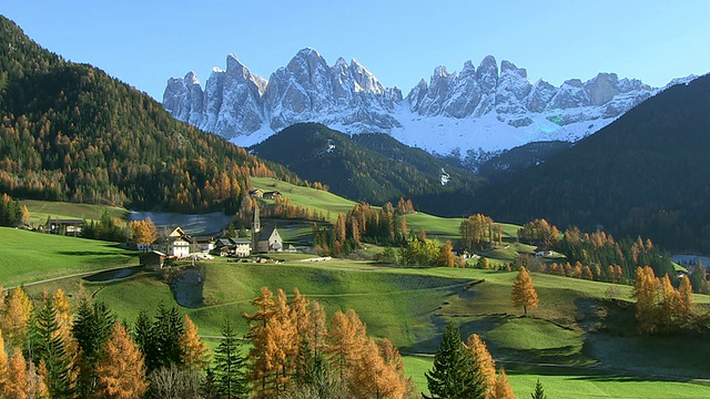 Val di Funes, St. Magdalena and Geissler Mountains / South Tyrol，上阿迪杰，意大利视频素材