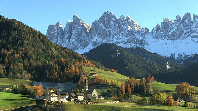 Val di Funes, St. Magdalena and Geissler Mountains / South Tyrol，上阿迪杰，意大利视频素材