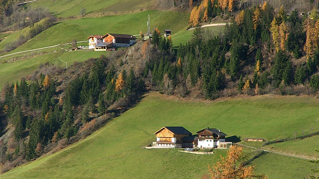 在Val di Funes，圣玛格达莱纳/南蒂罗尔，上阿迪杰，意大利房子的视图视频素材