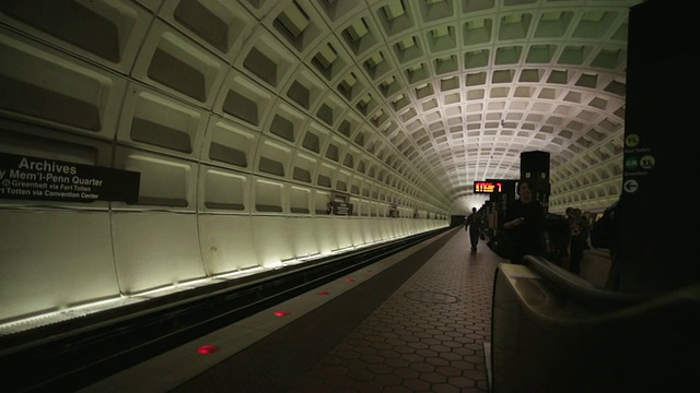 MS View of Train leaving to DC metro station /华盛顿，哥伦比亚特区，美国视频素材