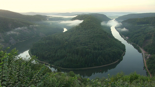 德国Saarland Saar / Mettlach河Saarschleife环路景观视频素材