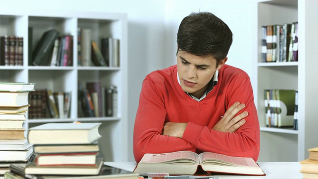 多利:图书馆里的男学生视频素材