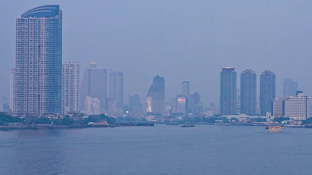 黄昏的河流和城市视频素材