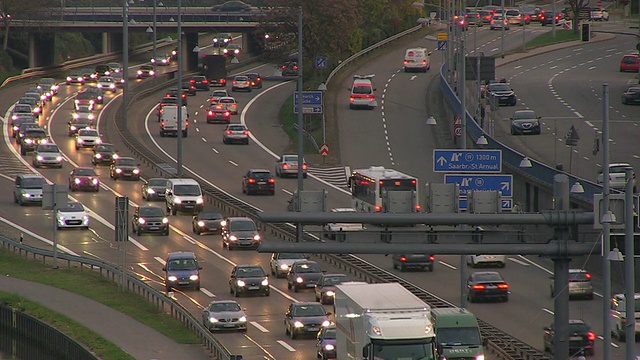 黎明时分，高速公路上行驶的车辆。/ SaarbrÃ¼cken，萨尔，德国视频素材