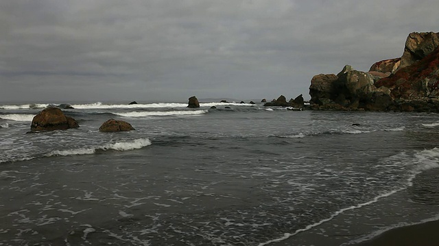 早上，美国加利福尼亚州马林县，海浪拍打着Dillon海滩的海岸线视频素材