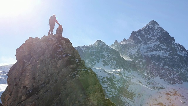 时间流逝的登山者站在岩石山顶，山脉视频素材