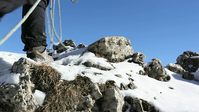 潘父子穿越雪山，儿子slipsâε视频素材