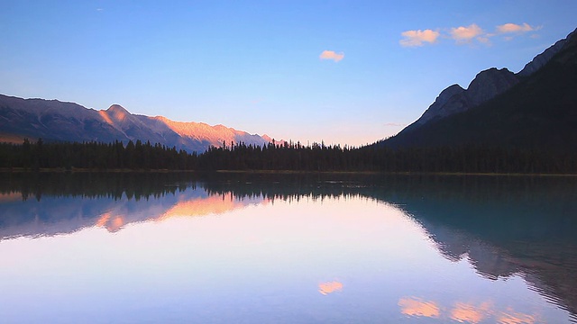 夕阳下的高山在高山湖上反射着他们的光辉视频素材