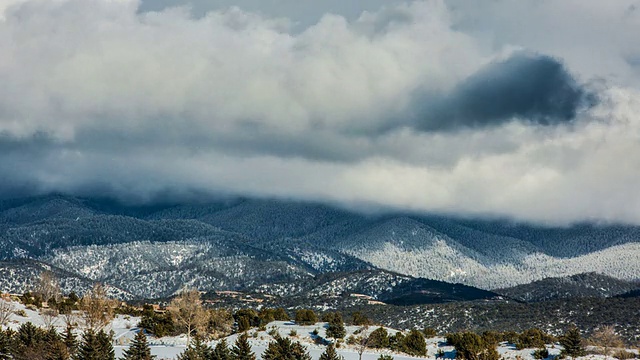 山区暴风雪的时间推移视频素材