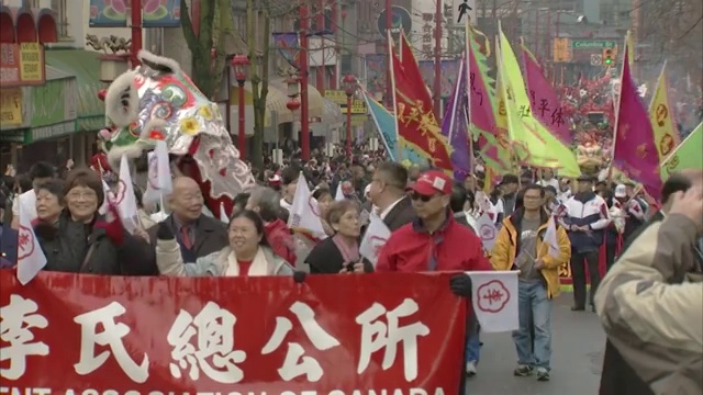 在加拿大不列颠哥伦比亚省温哥华唐人街的街道上跳舞的ZO Lion小姐视频素材