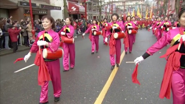 MS Shot of Women playing traditional drums and钹音频/温哥华，不列颠哥伦比亚省，加拿大视频素材