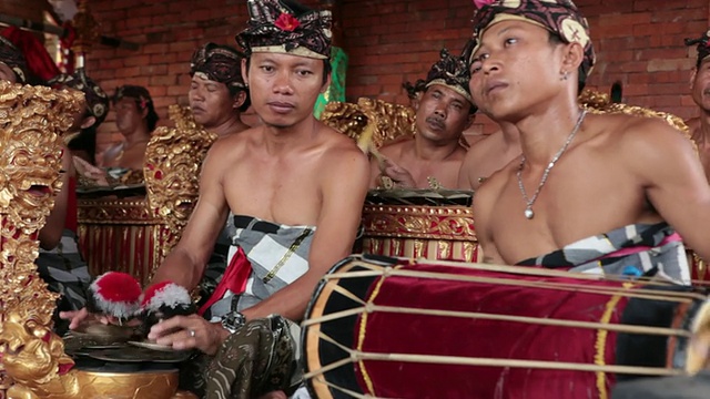 MS Men playing slim, drums and other typical instruments音频/印尼巴厘岛视频素材