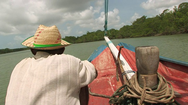 一名男子戴着帽子在游艇上的照片/ Ilha dos Lencois, Maranhao，巴西视频素材