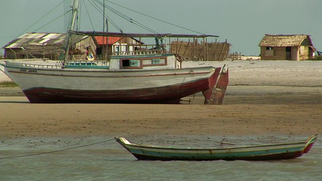 MS POV ZO从海上看城市，有很多船/ Ilha dos Lencois, Maranhao，巴西视频素材