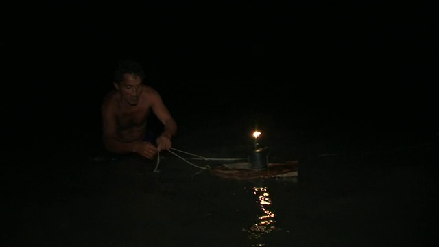 男子在晚上用网捕鱼/ Ilha dos Lencois, Maranhao，巴西视频素材