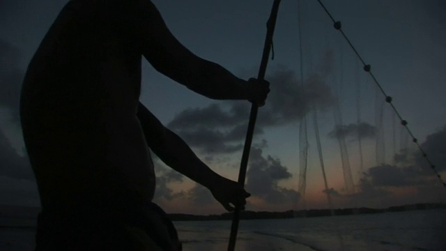 日落时分用网捕鱼的男子/ Ilha dos Lencois, Maranhao，巴西视频素材