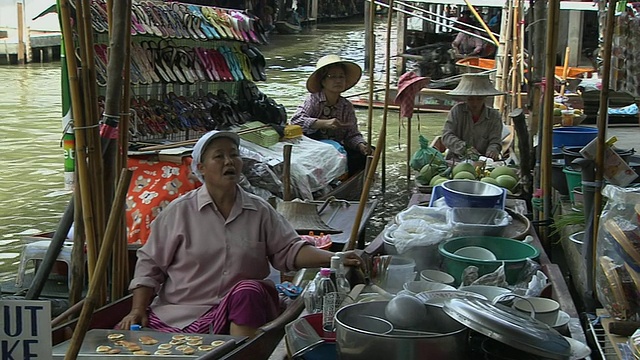 泰国曼谷浮动市场的食品供应商视频素材