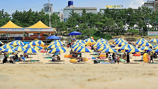 人们在大川海滩/保宁，忠清南道，韩国享受暑假视频素材