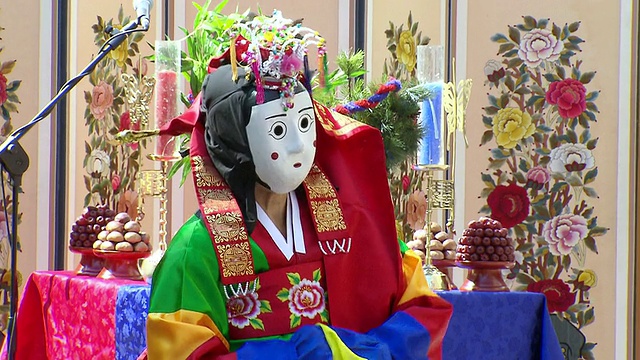 MS View of Traditional Korean Bongsan man performing in woman masked AUDIO /首尔，韩国视频素材