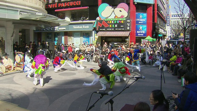 在韩国首尔的明洞音频中，韩国传统的奉山舞团体表演视频素材