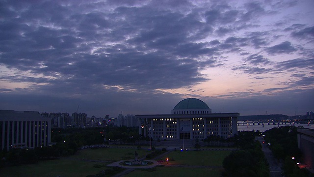 韩国首尔，Yeouido岛的国会大厦夜景视频素材