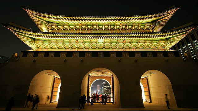 韩国首尔，人们在Gwanghwamun(景福宫前门)的夜晚视频素材