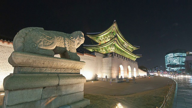 MS T/L TU夜景:Gwanghwamun(景福宫前门)后面的Haetae石像(神话中的独角兽狮子)/首尔，韩国视频素材