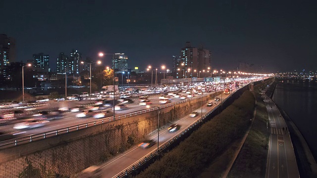 韩国首尔，Gangbyeonbungno高速公路和自行车道夜景视频素材