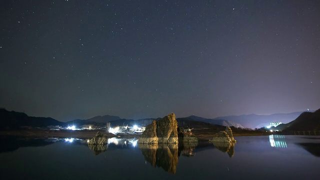 韩国忠清北道星光步道/丹阳枪后的丹阳Dodamsambong (Dodam三座山)夜景WS T/L视频素材