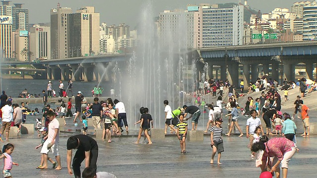 韩国首尔，儿童日，人们在韩港河公园游玩视频素材