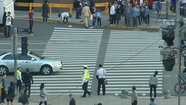 韩国首尔市中心人行横道上的行人和人群视频素材