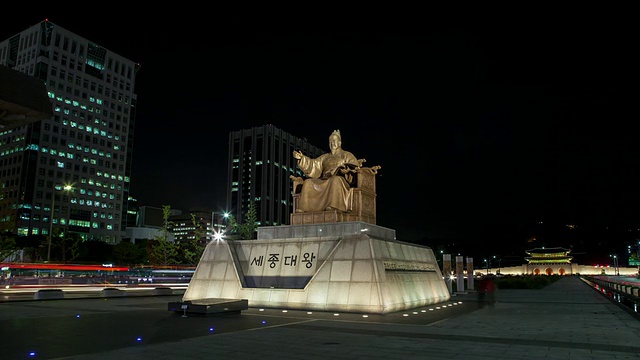 韩国首尔，光华门广场世宗王雕像夜景视频素材