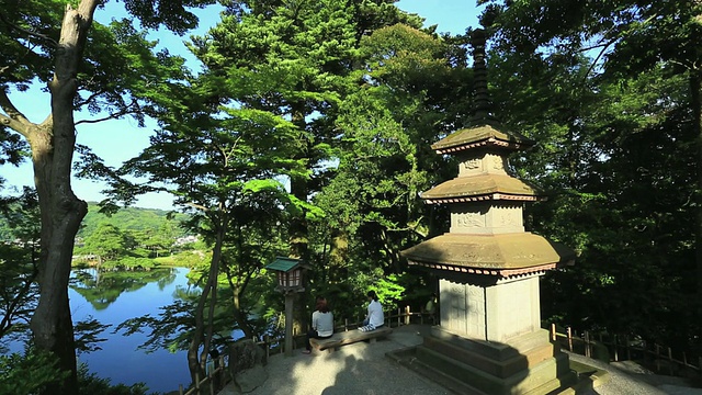 日本石川金泽花园的宝塔和Kasumigaike视频素材