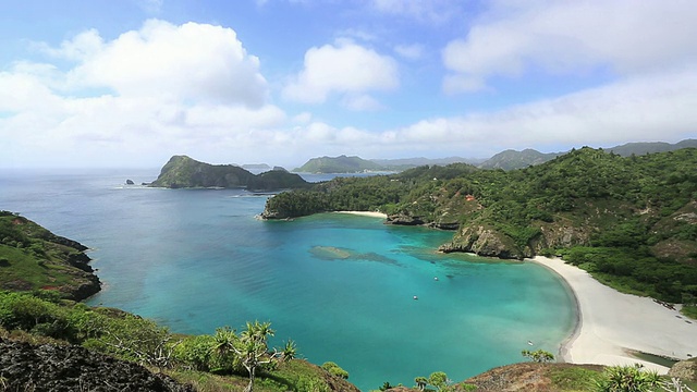 日本东京，从小岛/小笠原群岛的中山山顶观察甲板上小民町海岸的WS视图视频素材