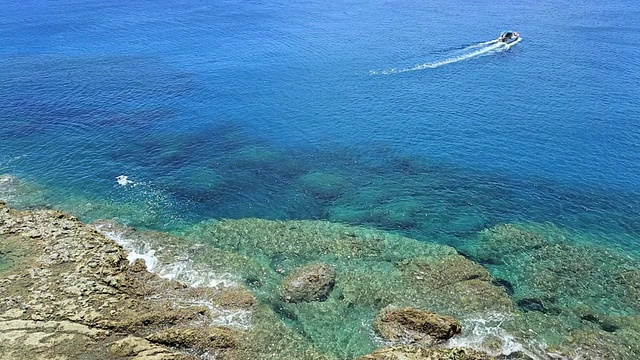 日本东京，日本小笠原群岛，集地岛防空洞拍摄的Copepe海岸视频素材