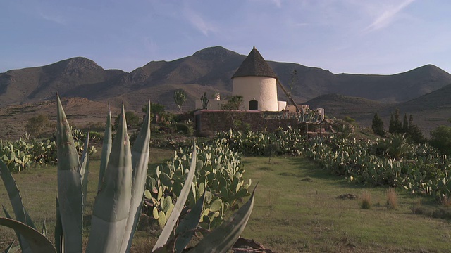 MS View of Windmill转变成House / Nijar，安达卢西亚，西班牙视频素材