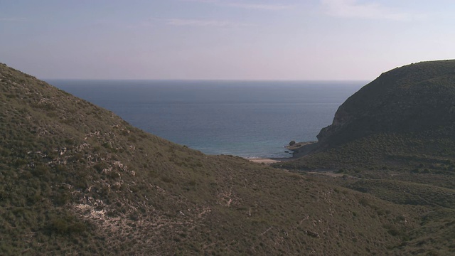 这是对西班牙Cabo de Gata Cabo de Enmedio / Agua Amarga, Andalusia, Spain的看法视频素材