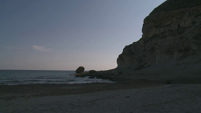 西班牙安达卢西亚Agua Amarga Cabo de Gata自然公园的Cala de Enmedio海滩和火山悬崖视频素材